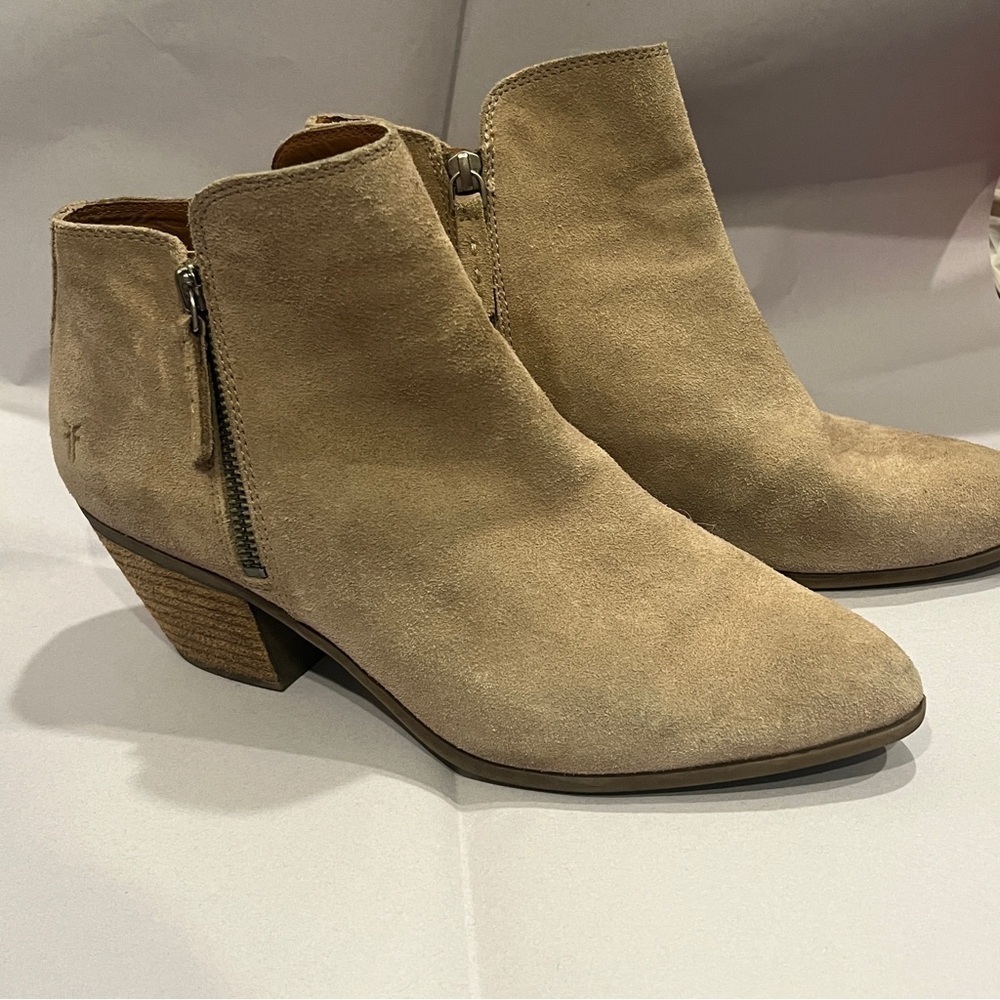 Frye women’s ankle booties size 9.5 tan leather shirt heel